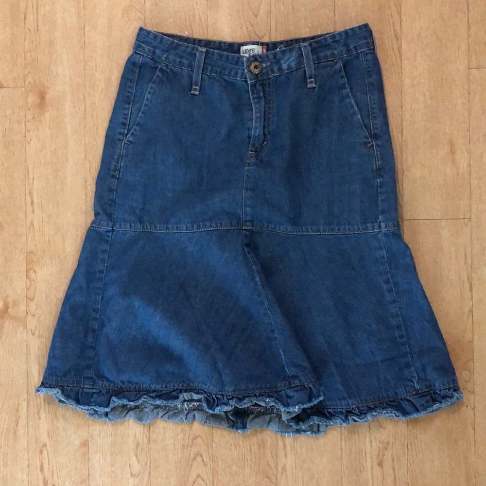 Levi Jean Skirt size 6, 100% cotton with a fringe trim.